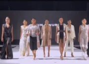 Ririn Rinura Kembali Hadirkan Rancangannya yang Elegan di Fashion Show 1 Rancangan Ririn Rinura yang diperagakan dalam Fashion Show di Lampung, Selasa (8/10) malam.