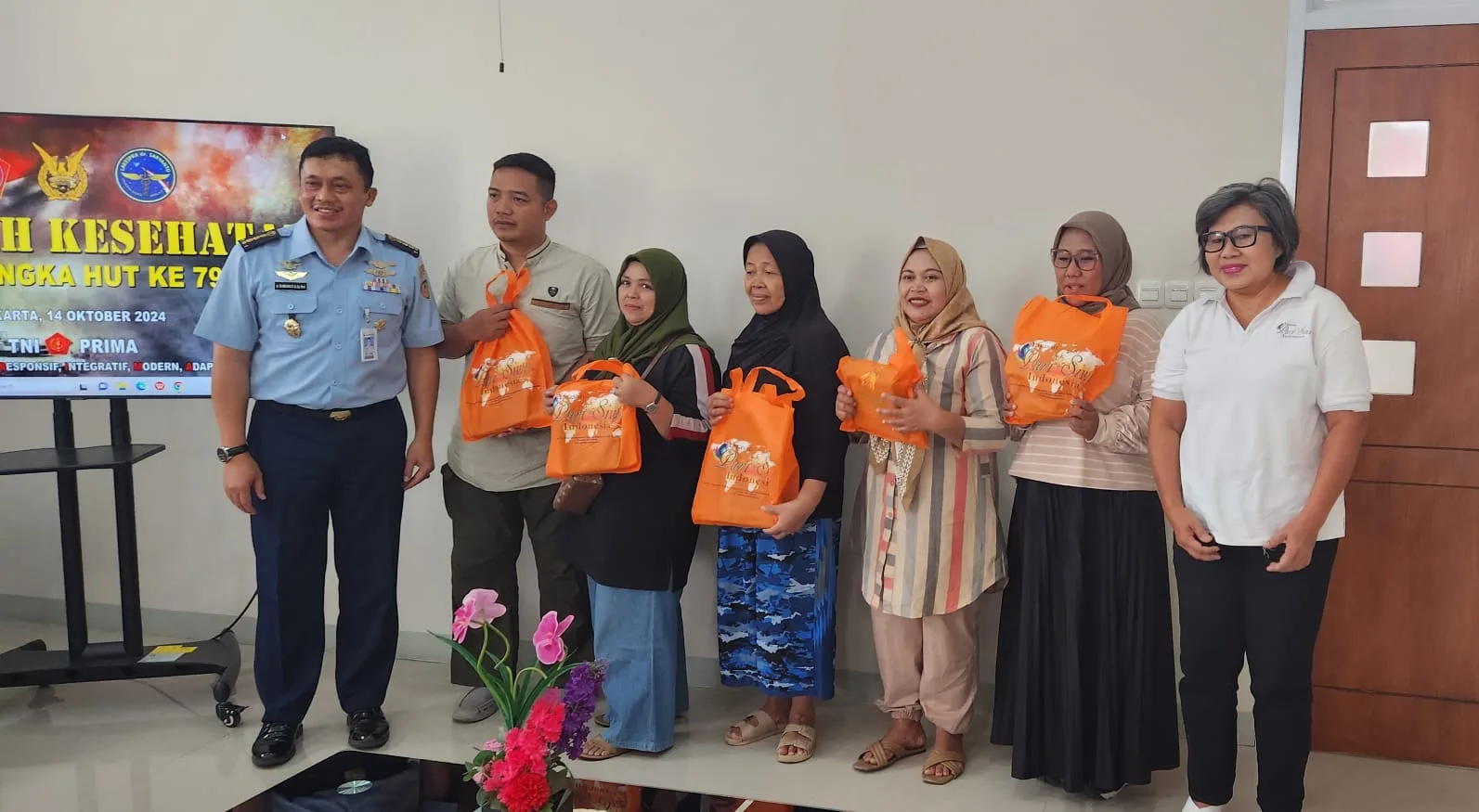 Yayasan Purisiwi Indonesia Gelar Baksos dan Bakti Kesehatan Bersama TNI Peringati HUT TNI Ke-79 1 ae1 1 jpg