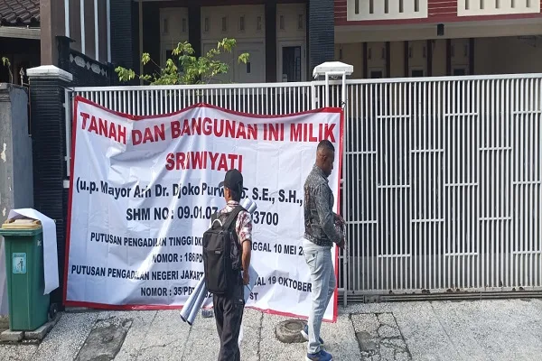 Sah Secara Hukum, Sriwiyati Imbau Kosongkan Rumah yang Diduduki Preman Suruhan James Anggrek 1 Saat proses pengembokan rumah, Daerah Rawasari Cempaka Putih, Jakarta Pusat, Kamis (03/10).