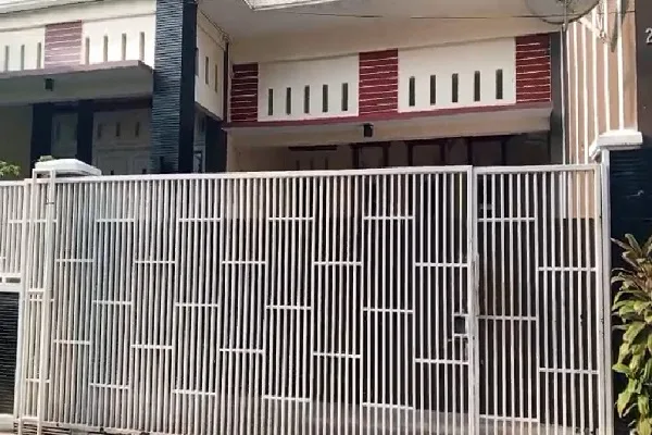 Sah Secara Hukum, Sriwiyati Imbau Kosongkan Rumah yang Diduduki Preman Suruhan James Anggrek 2 Tampak spanduk dan gembok rumah di lepas dan di rusak oleh pihak James Anggrek, Jumat (04/10).