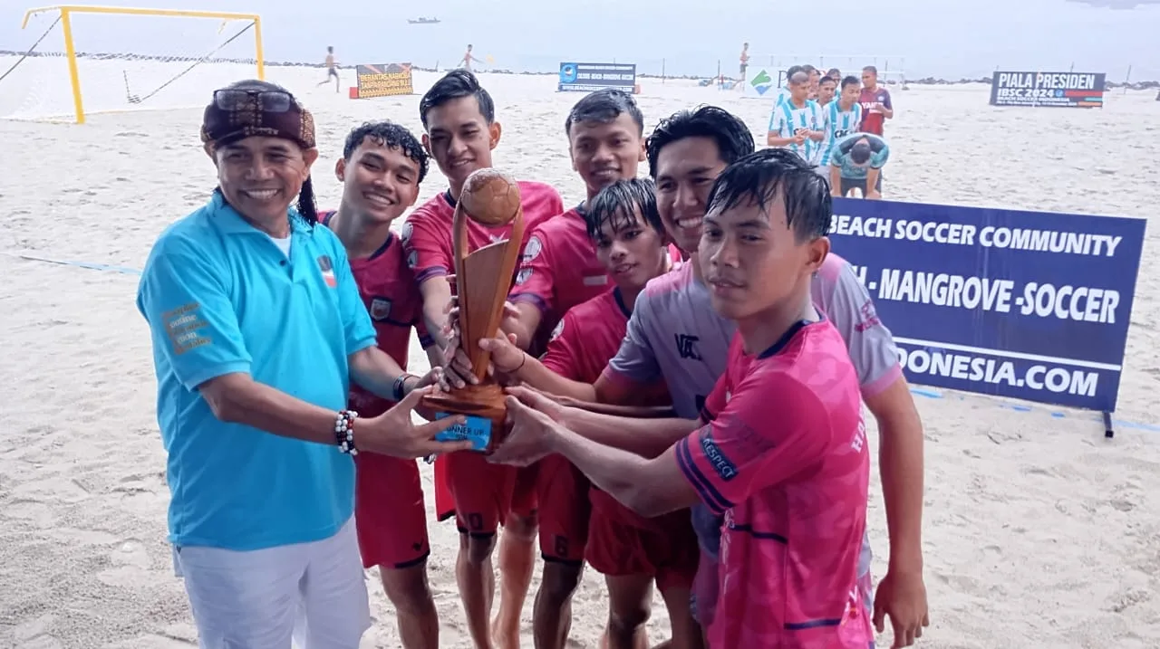 Presiden IBSC, Dr. Hinca IP Pandjaitan, SH, MH, ACCS saat berikan piala kepada tim putra Metaforse Jakarta. 