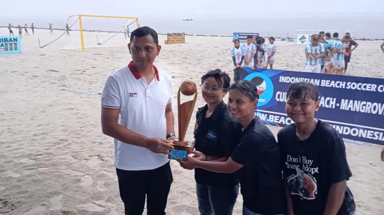 Kapolres Metro Tangerang Kota, Kombes Pol Zain Dwi Nugroho, S.H.,S.I.K.,M.Si saat berikan piala kepada juara tim putri Enrico FC. 