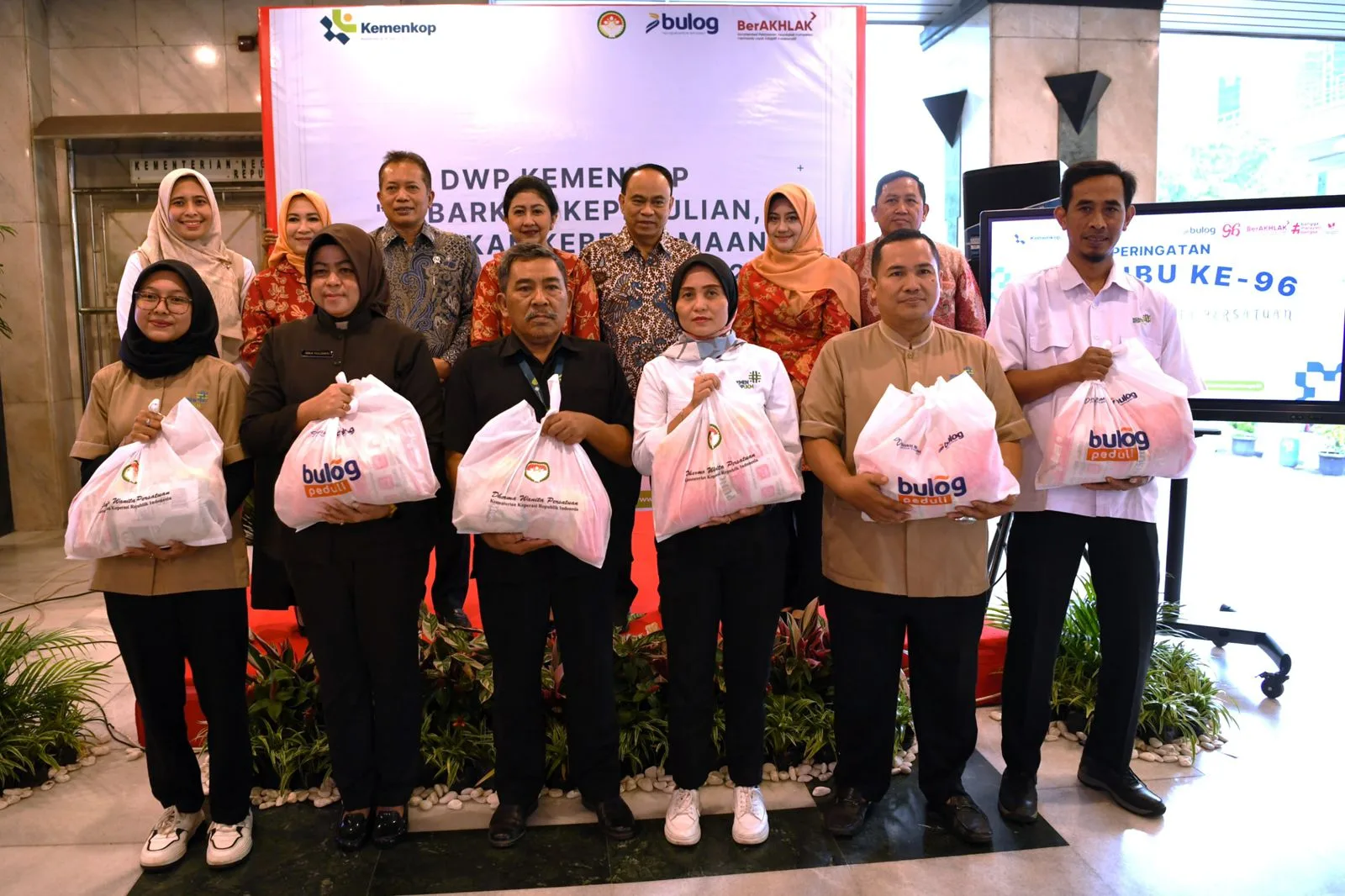 Menkop Ajak DWP Kemenkop Terus Tebarkan Kepedulian Sosial Terhadap Masyarakat Sekitar 3 IMG 20241223 WA0025