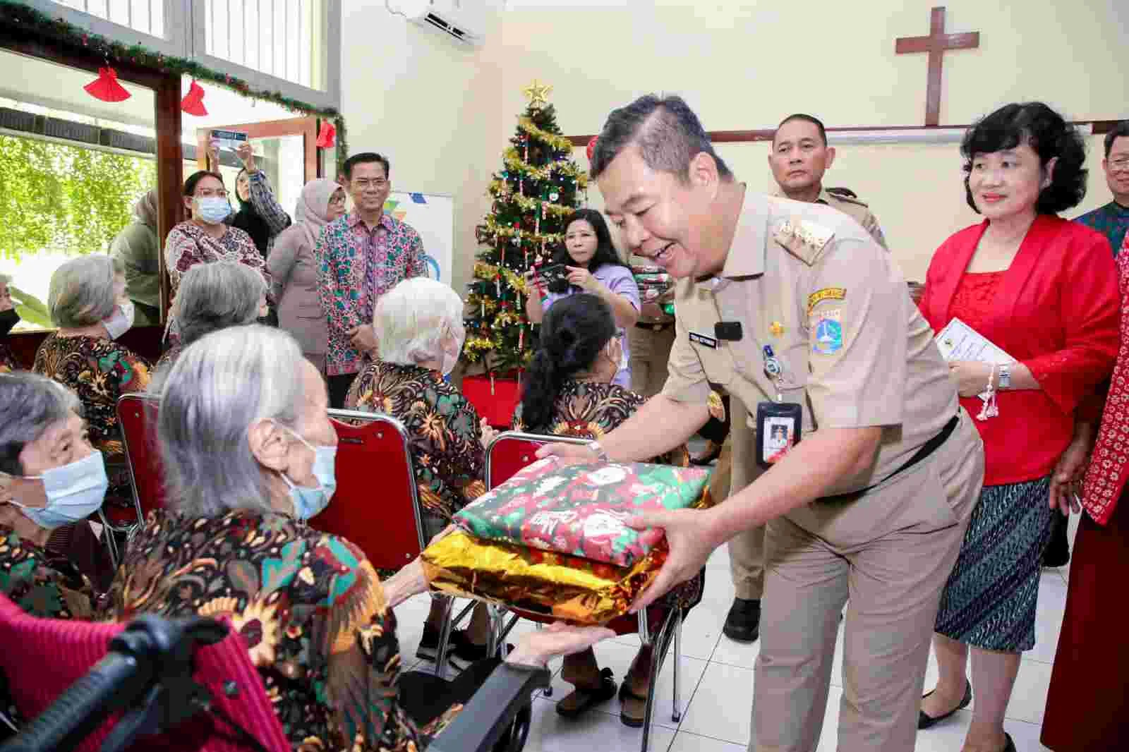 Pj Gubernur Teguh Berbagi Kasih Natal di Panti Asuhan dan Panti Wreda 1 IMG 20241224 WA0088