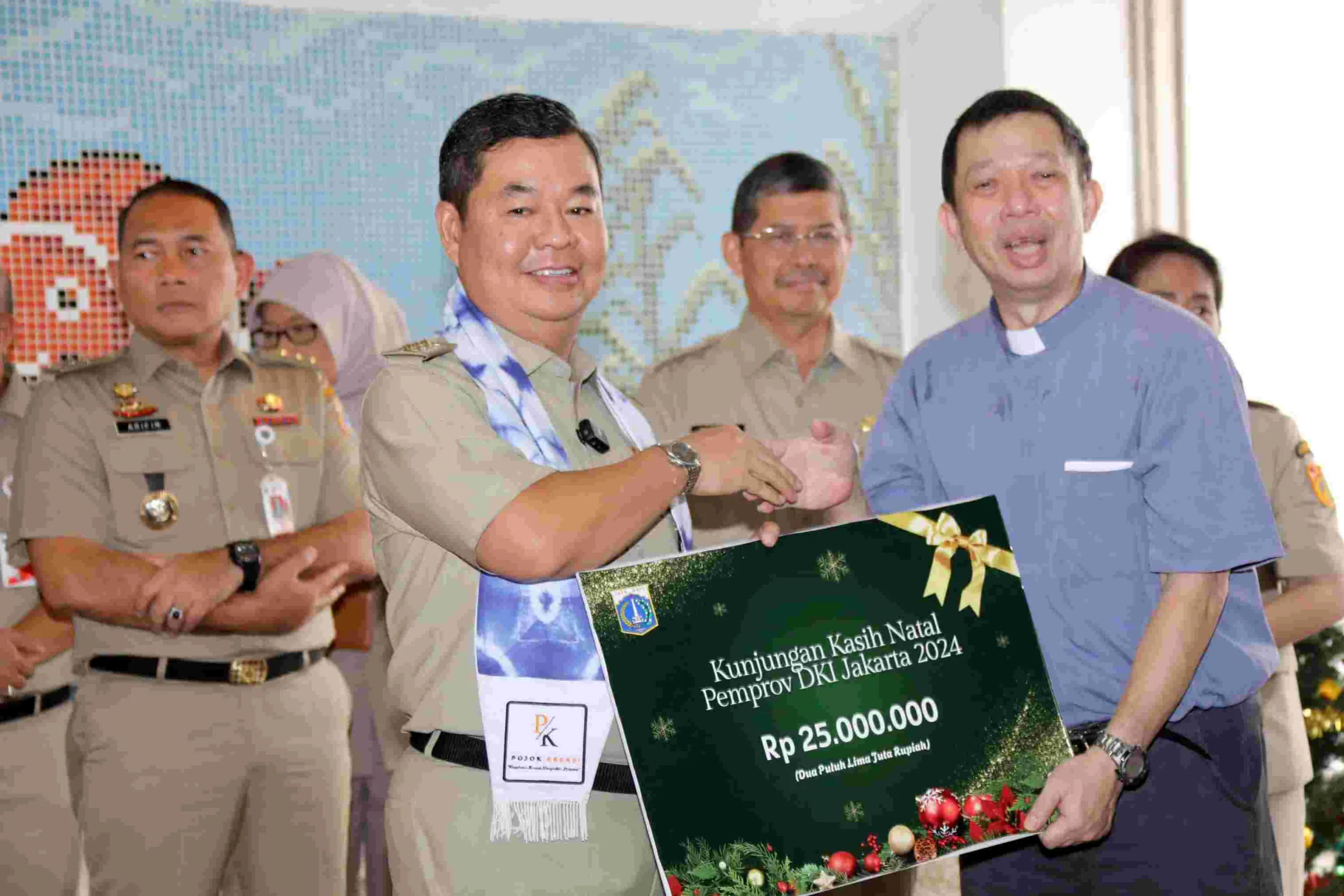 Pj Gubernur Teguh Berbagi Kasih Natal di Panti Asuhan dan Panti Wreda 2 IMG 20241224 WA0089 scaled