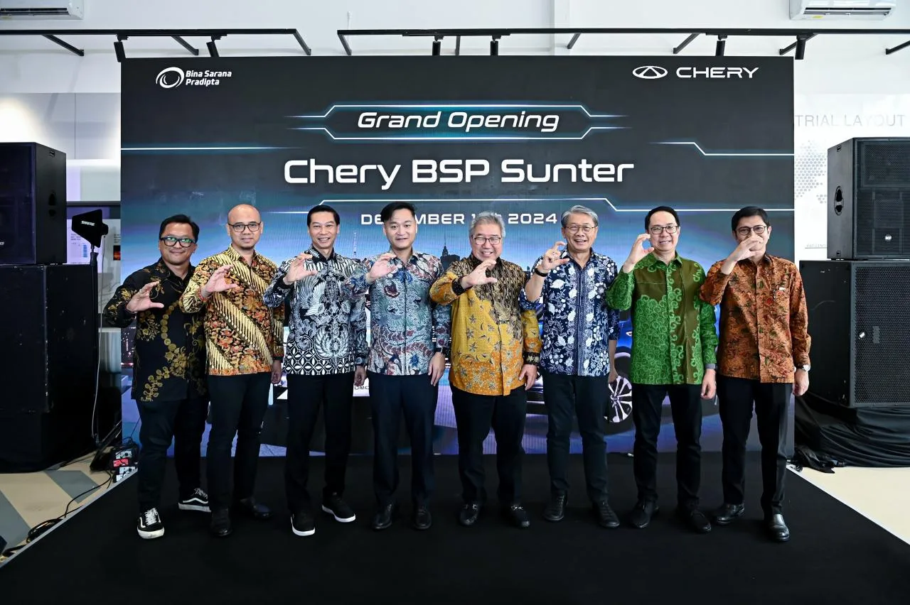 Chery Kembali Perluas Jaringan di Indonesia dengan Meresmikan Dealer BSP Sunter 3 Mohamad Ilham Pratama Head of Marketing PT Chery Sales Indonesia Budi Darmawan Sales Director PT Chery Sales Indonesia Zeng Shuo Assistant President Director of PT Chery Sal 11