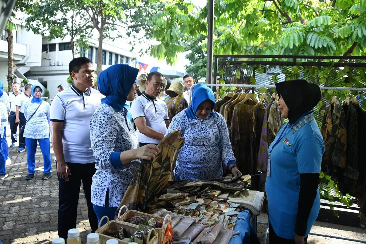 Dalam Rangka HUT ke-62, Korps Wanita TNI Angkatan Laut Gelar Olahraga Bersama Kasal 1 ae 204