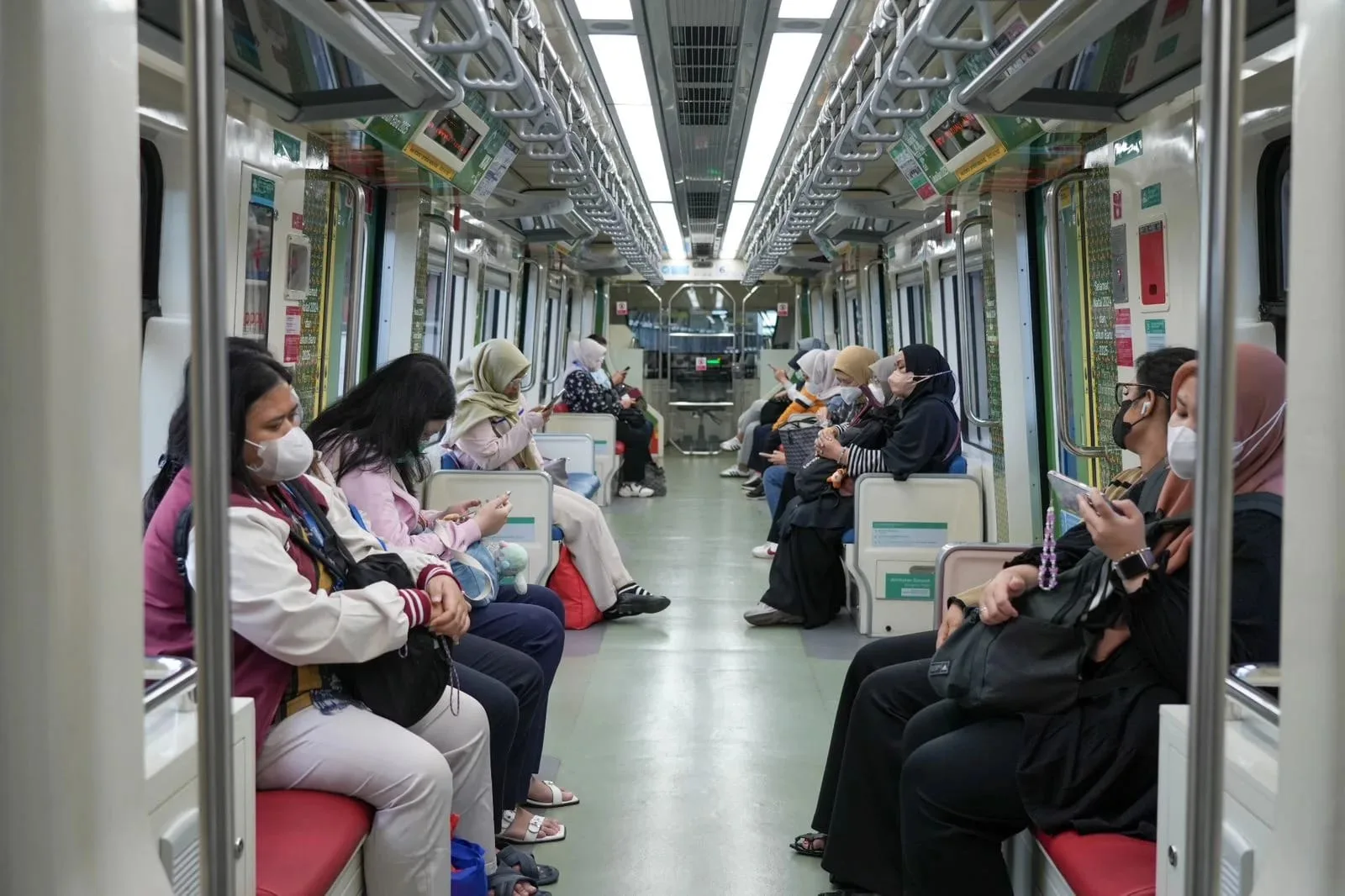 LRT Jabodebek Siapkan Kereta Khusus Wanita Sepanjang Hari Kerja. 1 ae 211