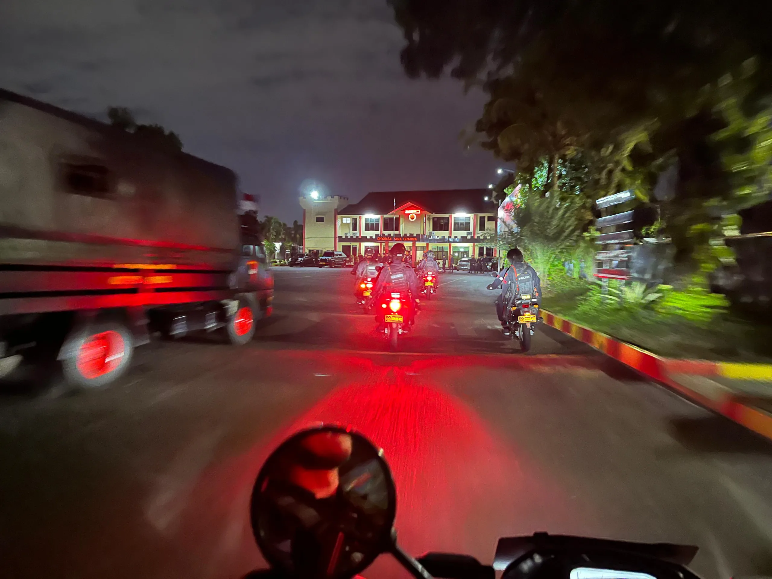 Tindakan Cepat Patra Satuan Brimob Polda Metro Jaya Amankan Tawuran Antarwarga di Cipinang 4 IMG 20250101 WA0055 scaled