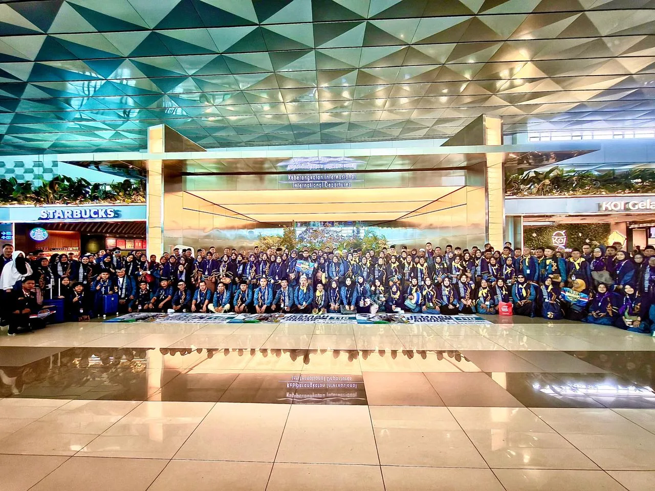 Momen-momen istimewa keberangkatan jamaah umroh PT Tanur Muthmainnah Tour, Minggu (5/1/2025) di Terminal 3 Bandara Soetta, Cengkareng.