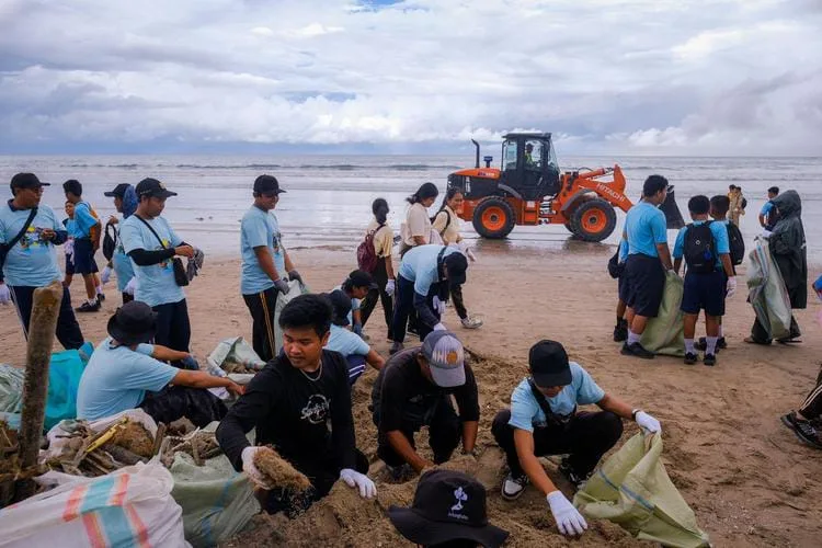 Menpar Ajak Masyarakat Bersih Laut Indonesia Sebagai Destinasi yang Bersih dan Nyaman 1 IMG 20250105 WA0005 1