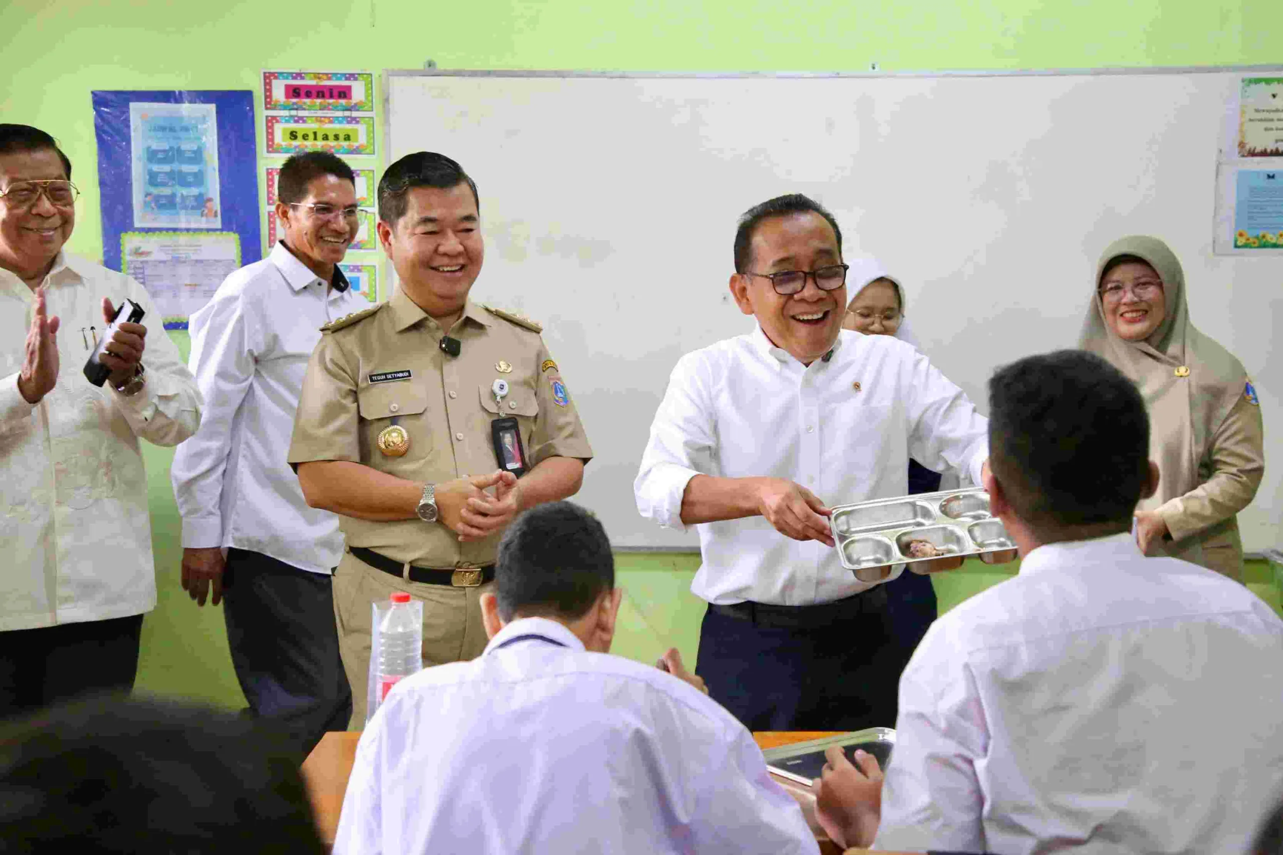 Menko PMK dan Pj. Gubernur Teguh Tinjau SLB Cahaya Komitmen Sukseskan Program MBG 1 IMG 20250113 WA0029 scaled