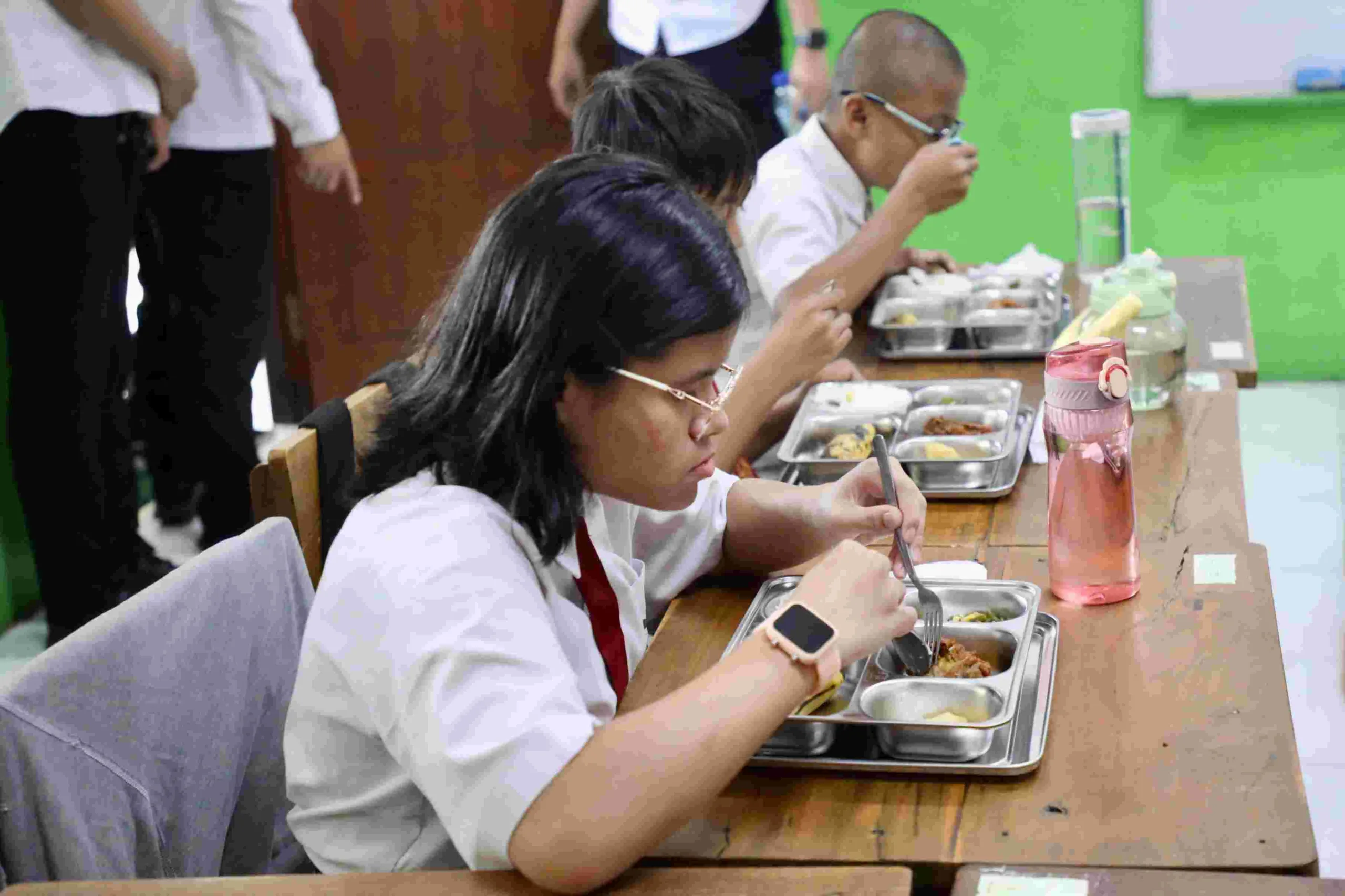 Menko PMK dan Pj. Gubernur Teguh Tinjau SLB Cahaya Komitmen Sukseskan Program MBG 2 IMG 20250113 WA0031 scaled