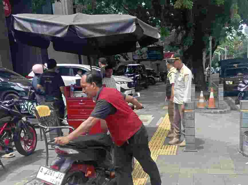 Satriadi Gunawan Kepala Satpol PP DKI Jakarta : Pengusaha Restoran Harus Menyediakan Tempat Parkir Yang Memadai 1 IMG 20250119 WA0039