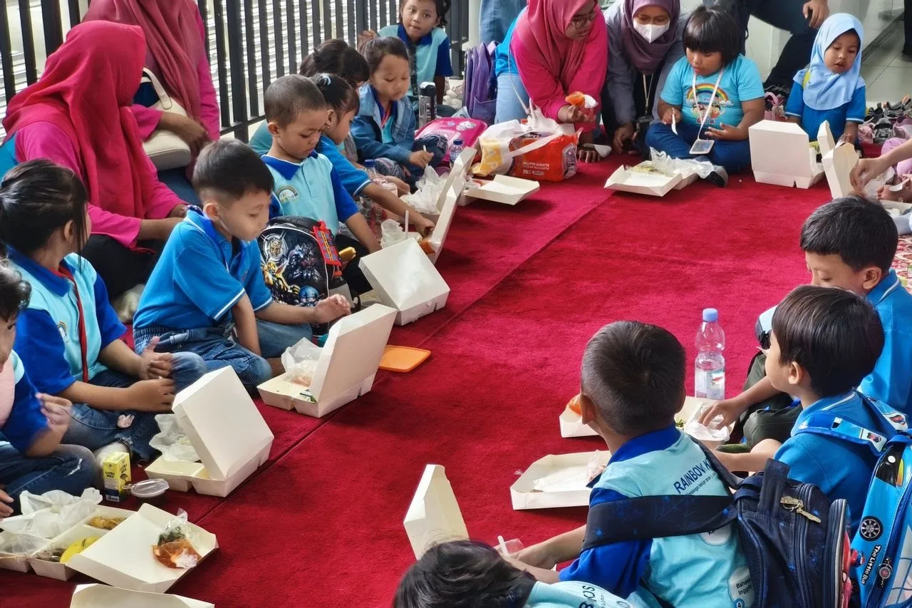 KAI Dukung Program Pemerintah Berikan Makanan Bergizi bagi Peserta Edutrain LRT Jabodebek 2 IMG 20250131 WA0009