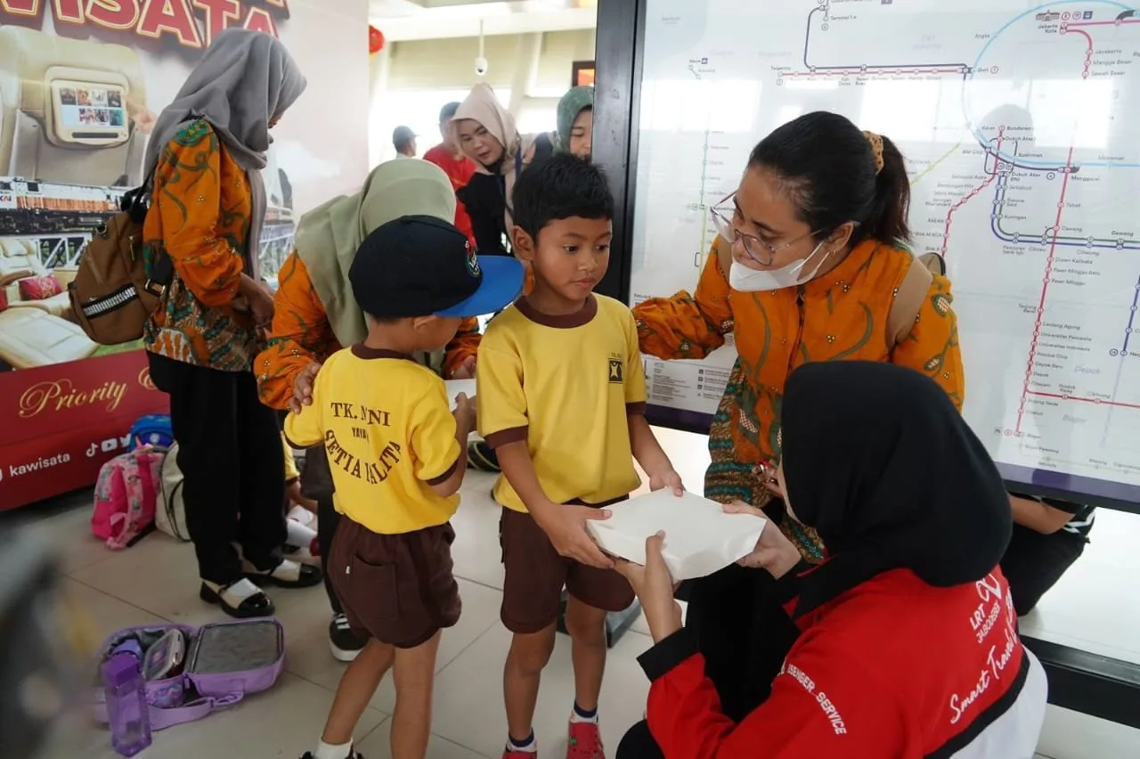 KAI Dukung Program Pemerintah Berikan Makanan Bergizi bagi Peserta Edutrain LRT Jabodebek 1 IMG 20250131 WA0011