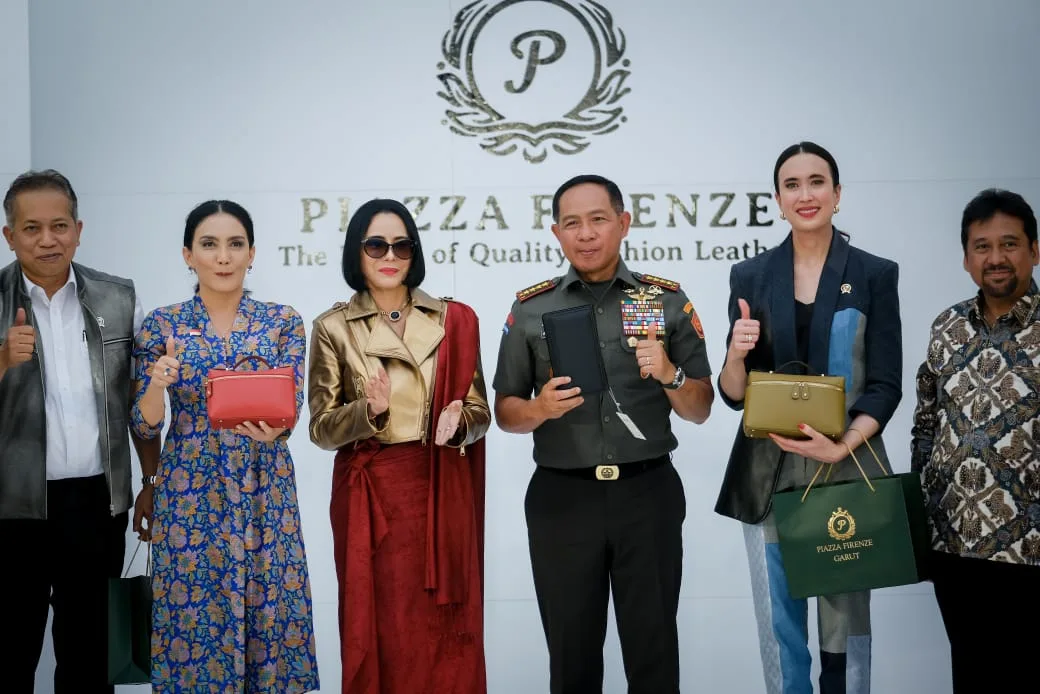Menpar Harapkan Sentra Kerajinan Kulit Piazza Firenze Dongkrak Pariwisata Garut 1 ae 183