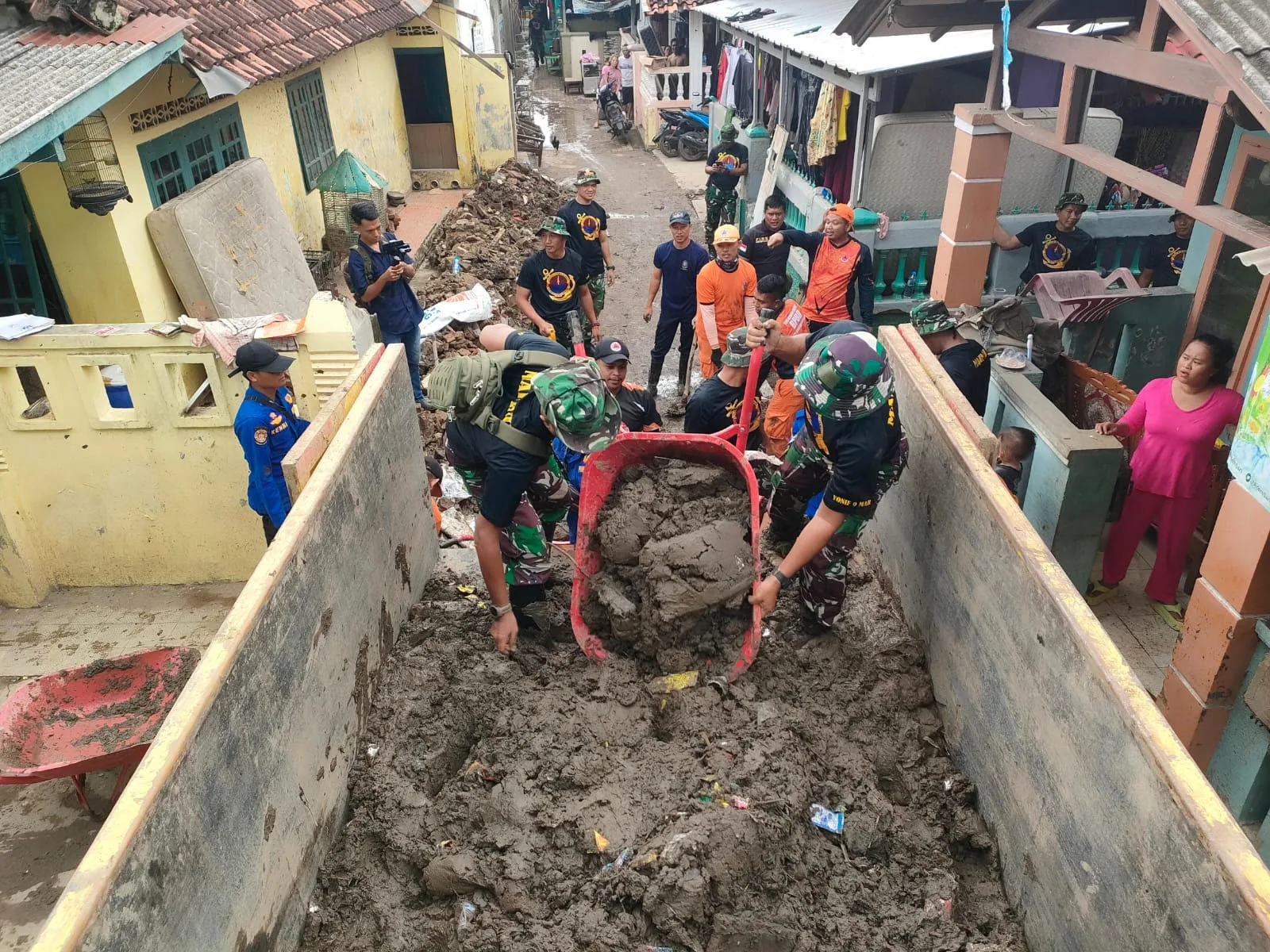 RESPON CEPAT, TNI AL PULIHKAN WILAYAH TERDAMPAK BANJIR DI LAMPUNG 1 ae 230