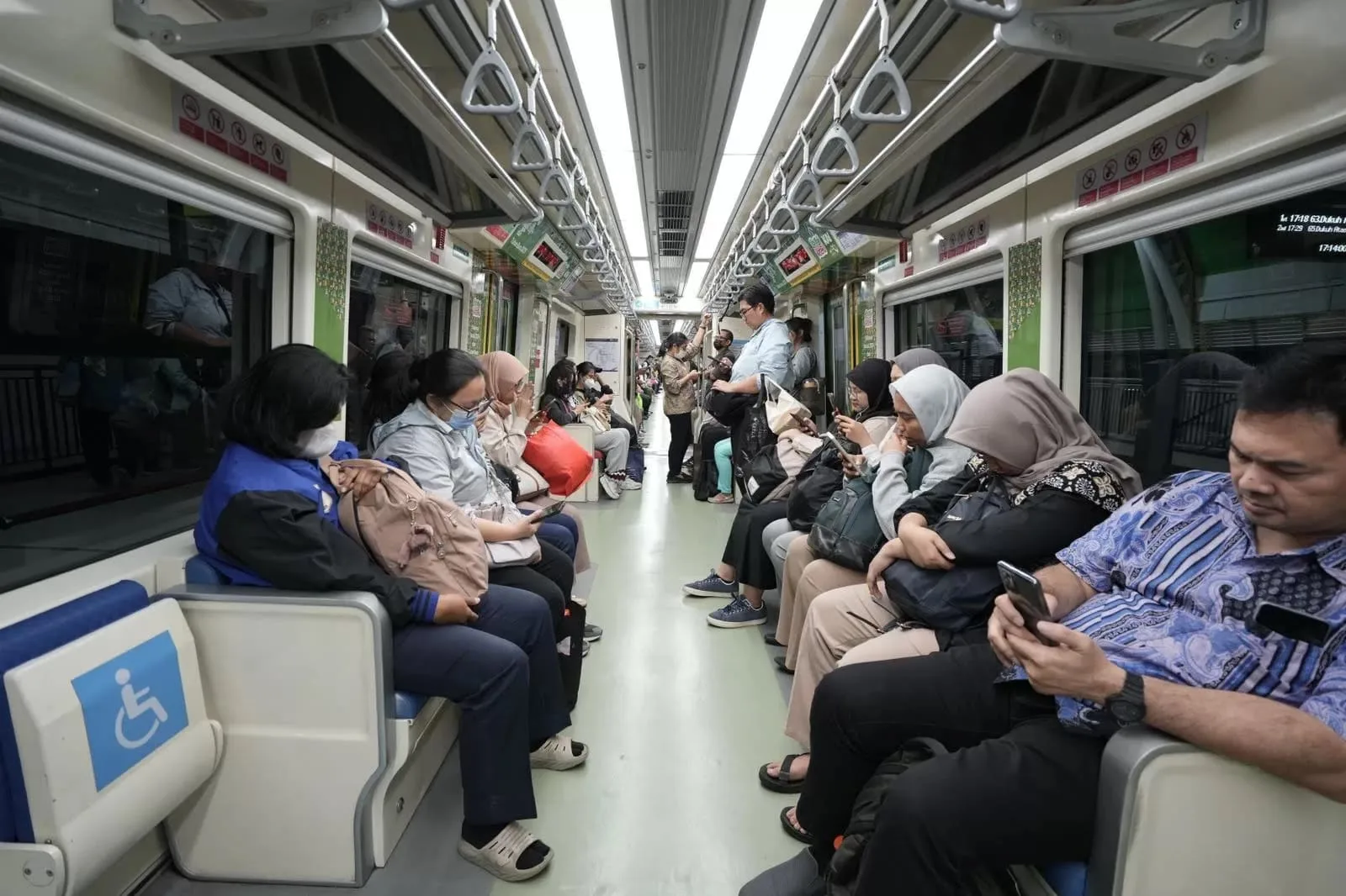 133.375 Pengguna Gunakan LRT Jabodebek Selama Libur Isra Mikraj 1 kai 1