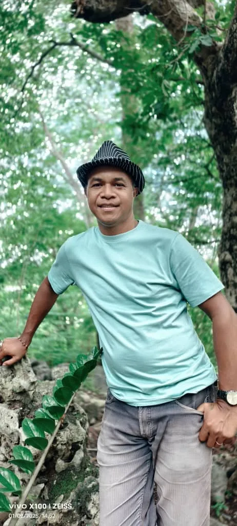 Penyanyi Timor Leste Abio Salsinha Rayakan Ulang Tahun dengan Donasi Kursi untuk Gereja São João de Brito, Liquiçá 2 IMG 20250202 WA0017