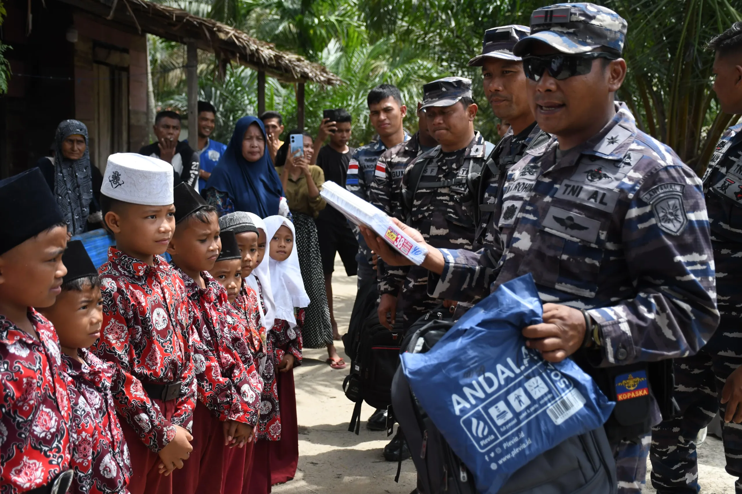 TNI AL Beri Bantuan Perlengkapan Sekolah Pendidikan Untuk Anak Pesisir di Asahan 1 dki 31 scaled