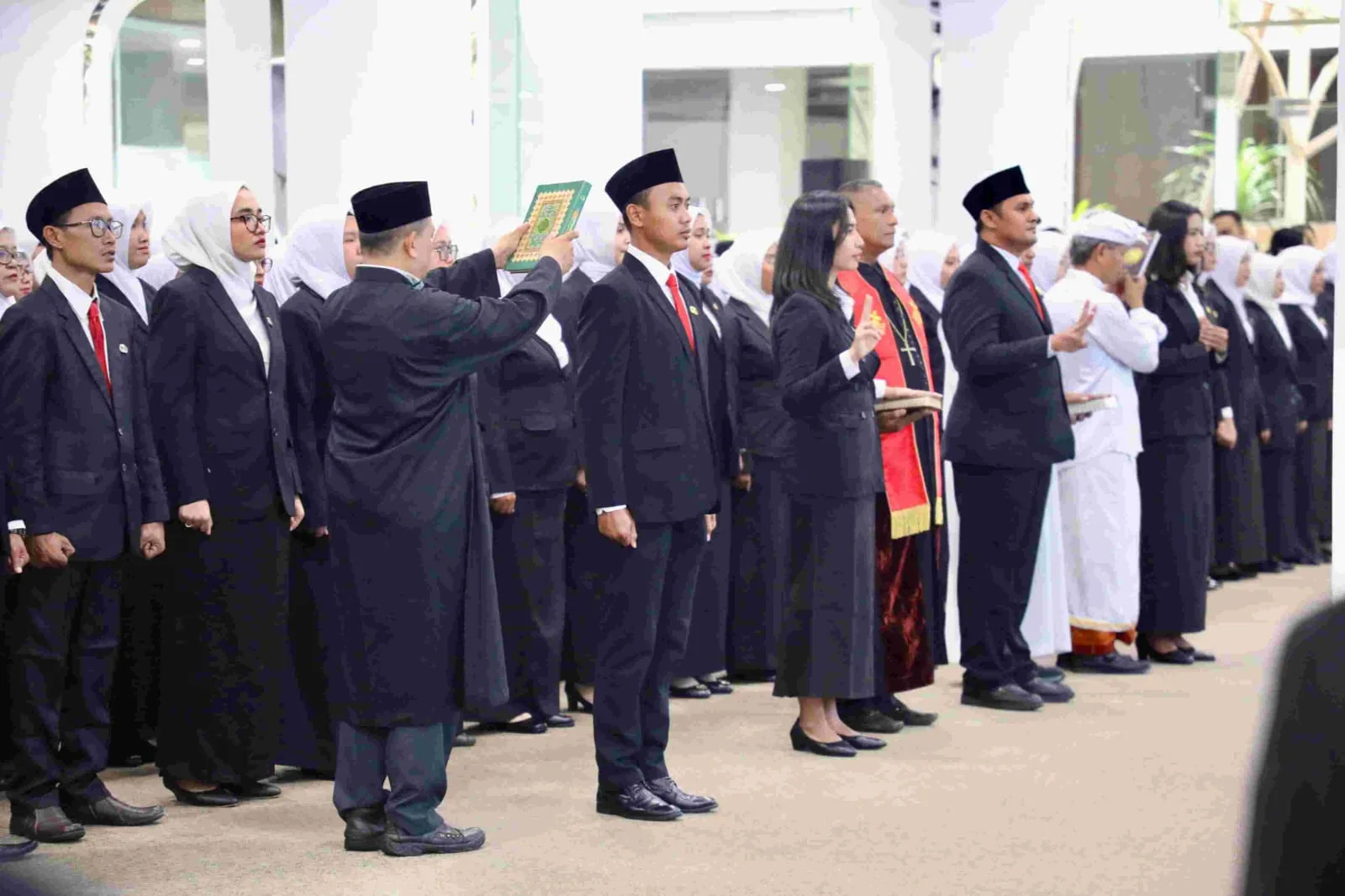 Gubernur DKI Jakarta Pramono Anung Melantik Pejabat Fungsional Guru Ahli Pertama 2 IMG 20250303 WA0068