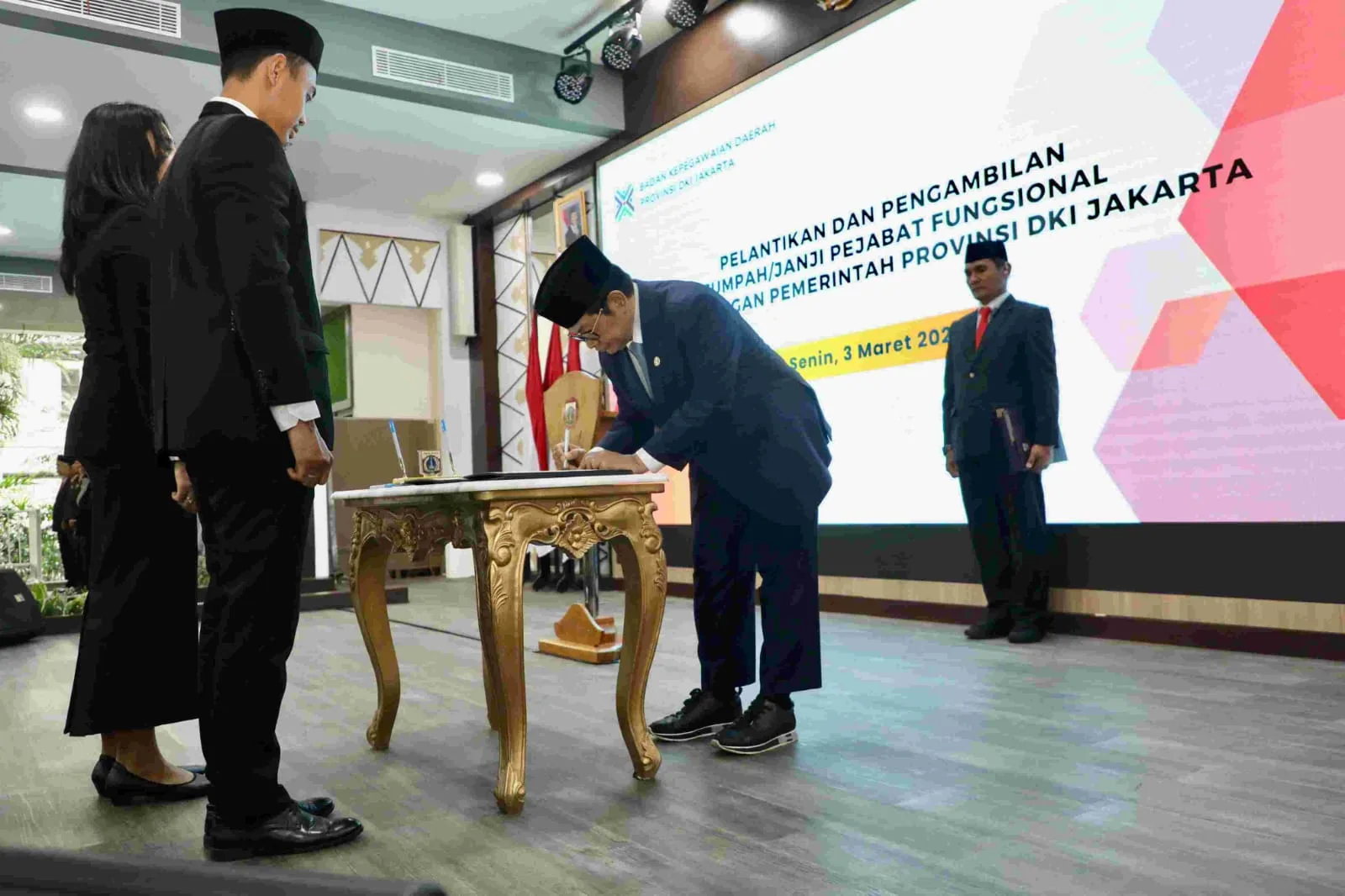 Gubernur DKI Jakarta Pramono Anung Melantik Pejabat Fungsional Guru Ahli Pertama 1 IMG 20250303 WA0070