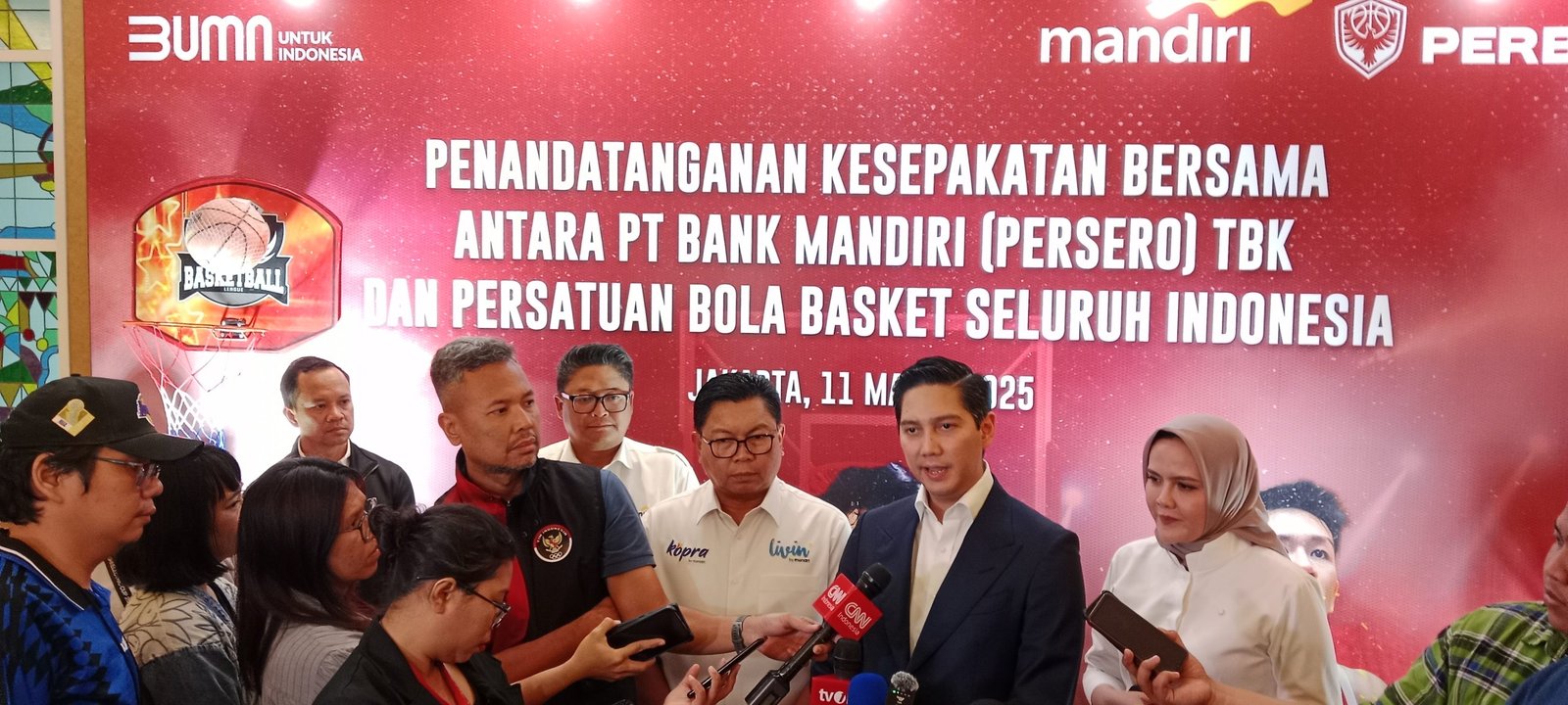 Dewan Pengurus Pusat Persatuan Bola Basket Seluruh Indonesia (DPP Perbasi) resmi menandatangani nota kesepahaman (MoU) dengan Bank Mandiri dalam upaya mengembangkan olahraga bola basket nasional. (Foto: Agung / Terminalnews.co). 
