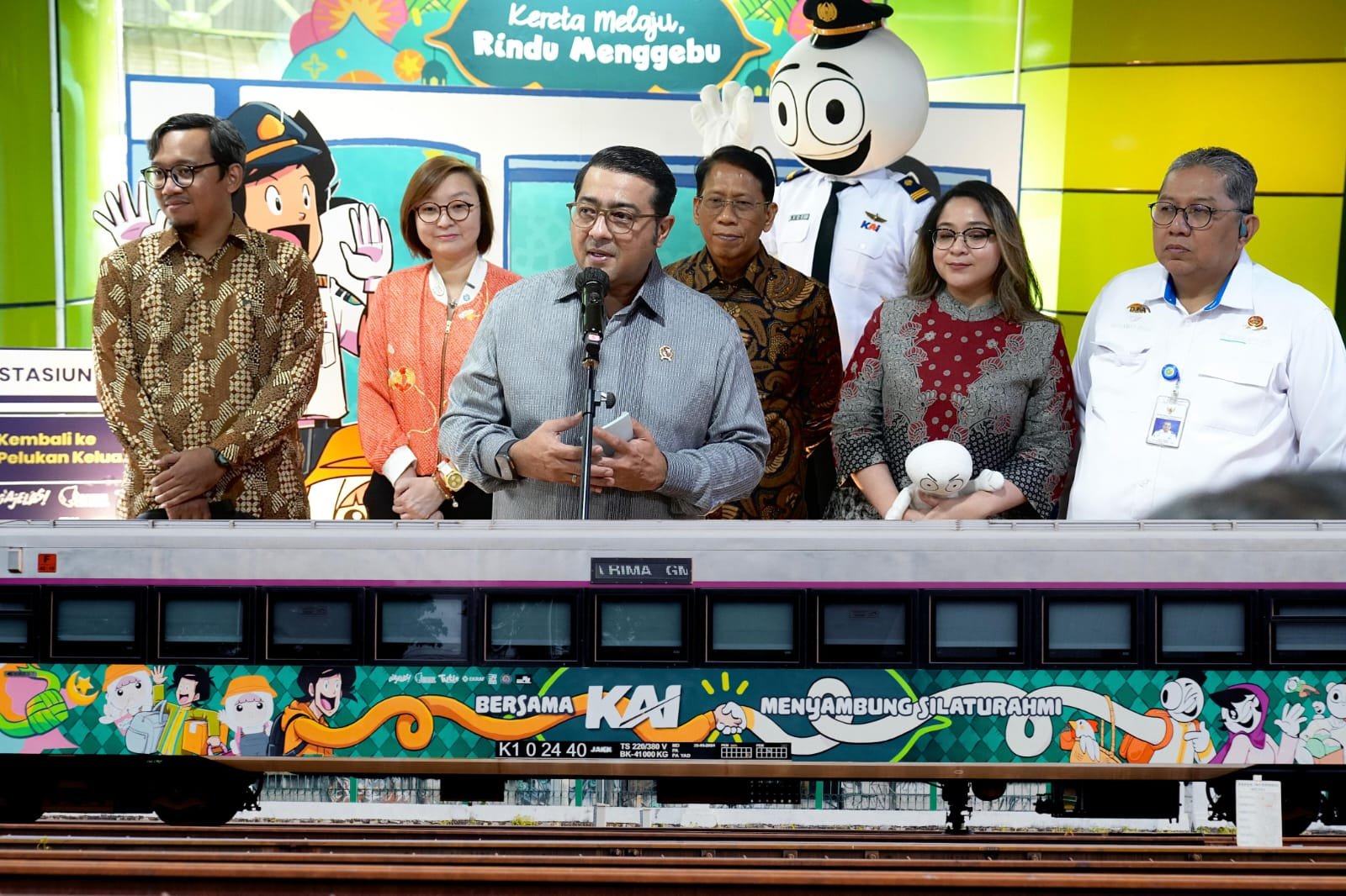 Menteri Ekonomi Kreatif Dan Direktur Utama PT Kereta Api Indonesia Luncurkan Branding Tematik Karakter Komik Lokal Pada Stasiun dan Gerbong Kereta 1 pul 252