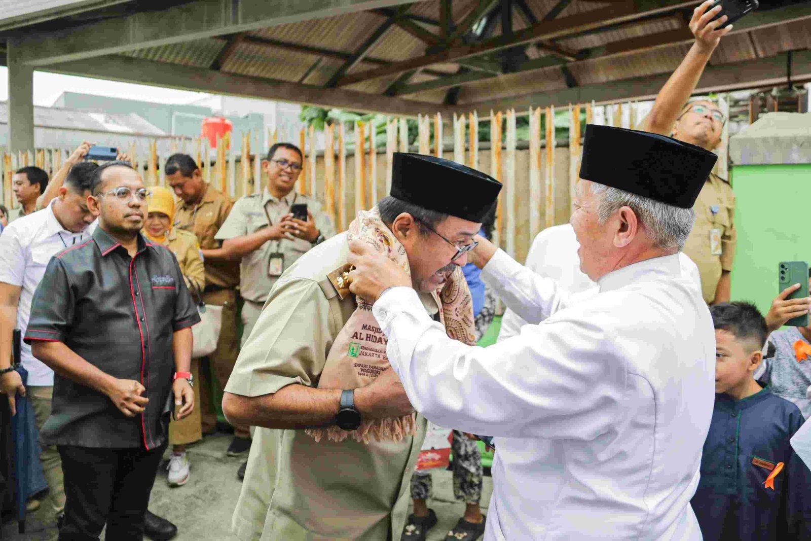 Kunjungi Masjid Jami Al-Hidayah, Wagub Rano Dengar Aspirasi Warga 1 pul 461 scaled
