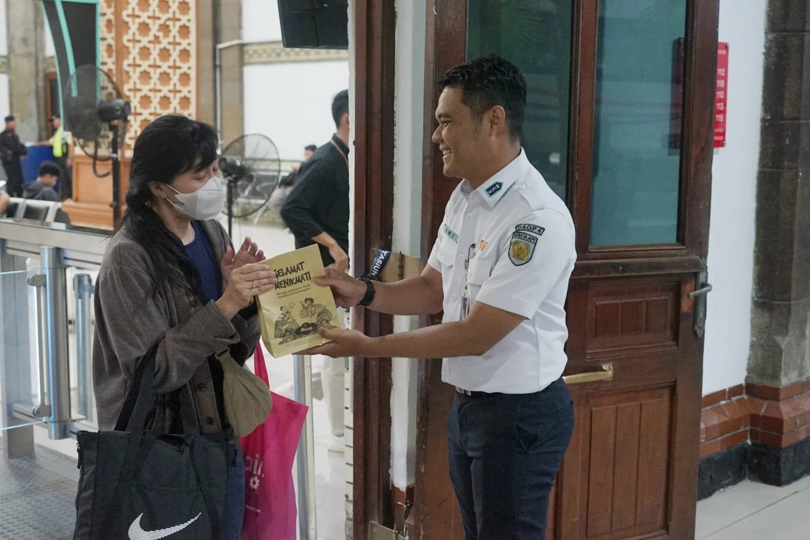 KAI Bagikan 3.440 Takjil Gratis Setiap Hari di Stasiun 1 pul 500