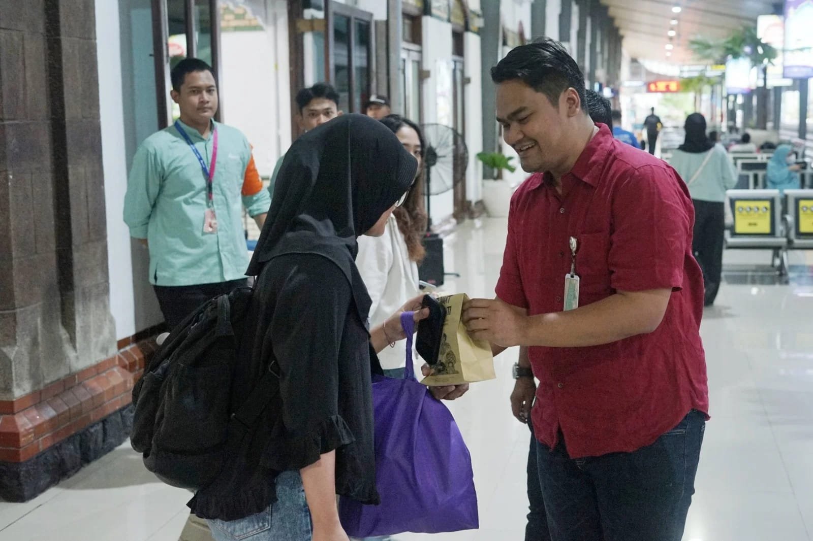 KAI Bagikan 3.440 Takjil Gratis Setiap Hari di Stasiun 2 pul 501