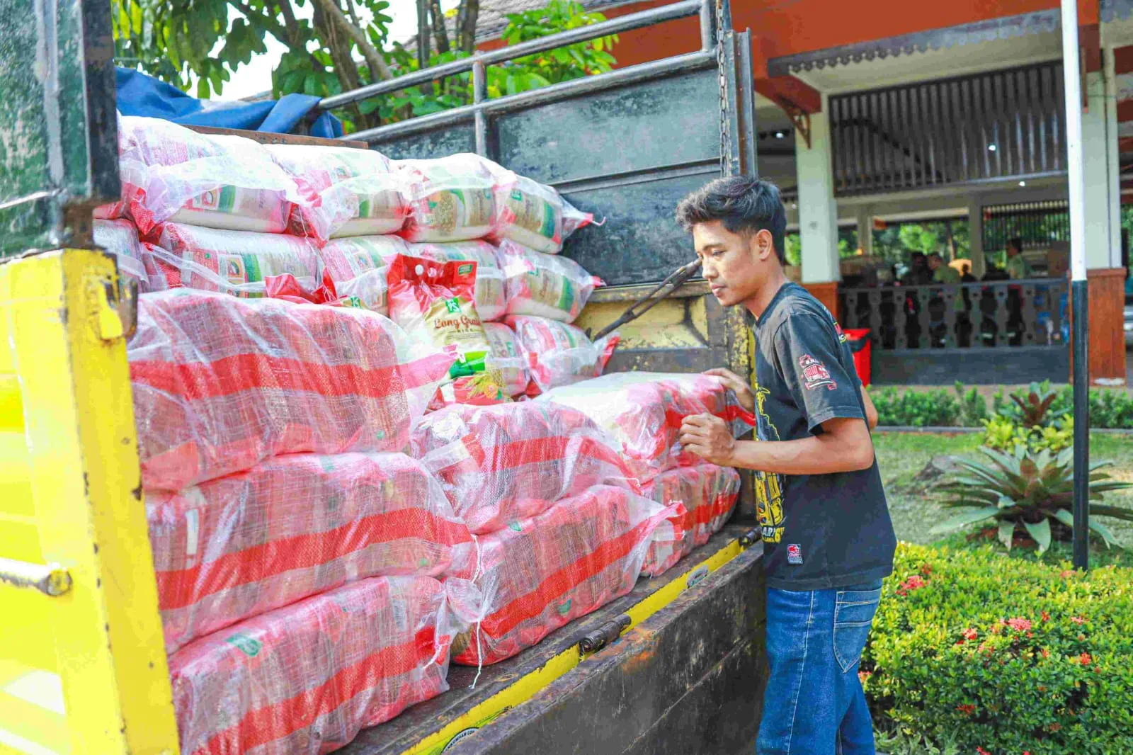 Sekda Marullah Sampaikan Keprihatinan dari Gubernur DKI Atas Musibah Banjir di Bekasi 2 pul 80