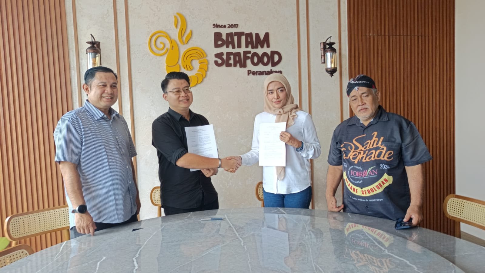 Panitia Anugerah Kartini Musik dan film Indonesia 2025 Teken MOU dengan Founder Batam Seafood Peranakan 2 IMG 20250426 WA0087