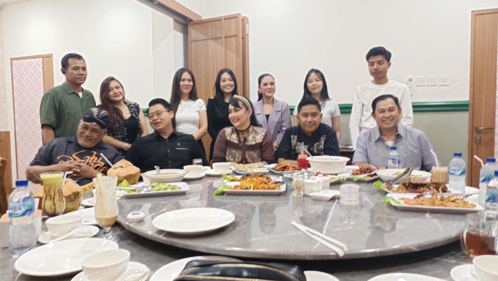 Panitia Anugerah Kartini Musik dan film Indonesia 2025 Teken MOU dengan Founder Batam Seafood Peranakan 1 IMG 20250426 WA0088