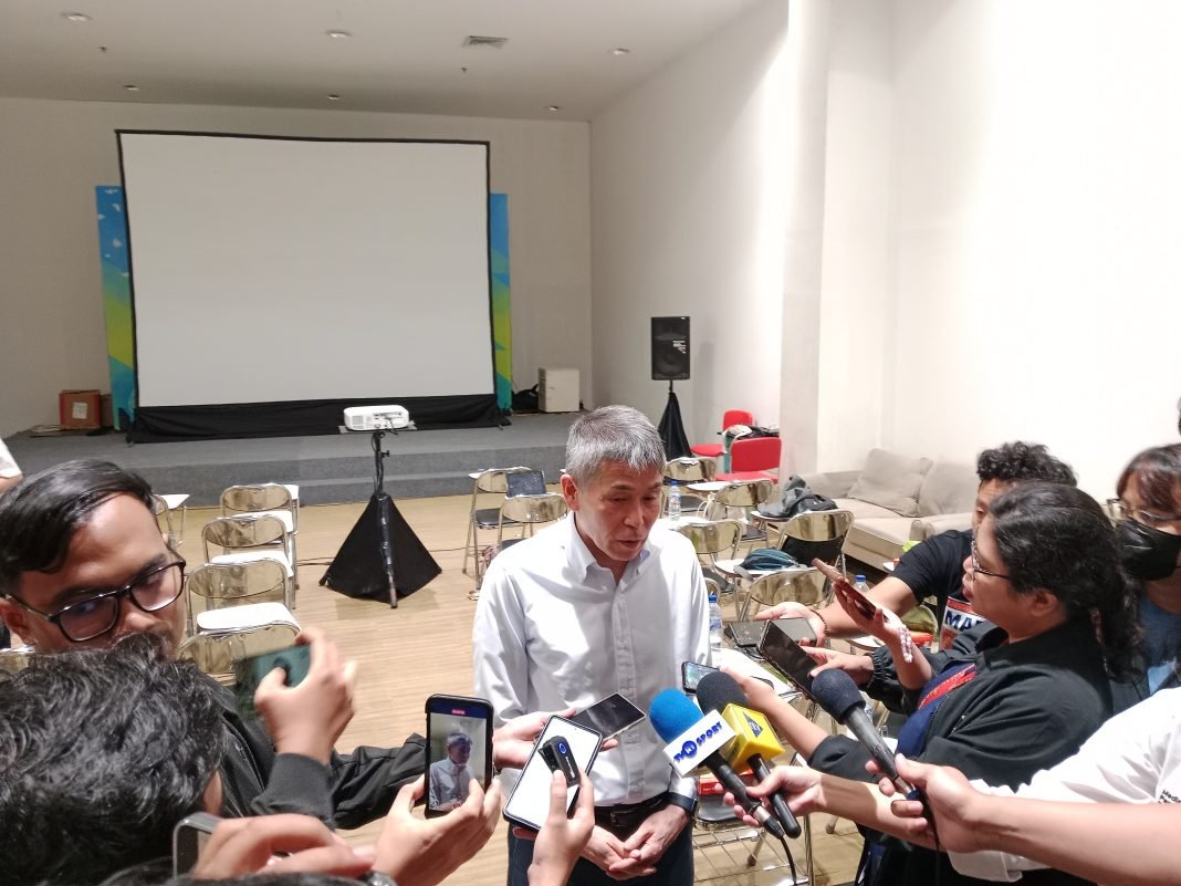Wakil Ketua Komite Wasit PSSI, Yoshimi Ogawa, memberikan tanggapan keras terhadap sikap sejumlah klub Liga 1 yang mulai meragukan kualitas wasit lokal. (Foto: Agung).