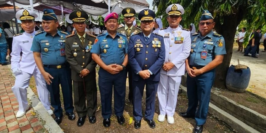 Romo Letkol Laut (Purn) Stanislaus Sutopanitro, Pr Dimakamkan Secara Militer 2 pul 145