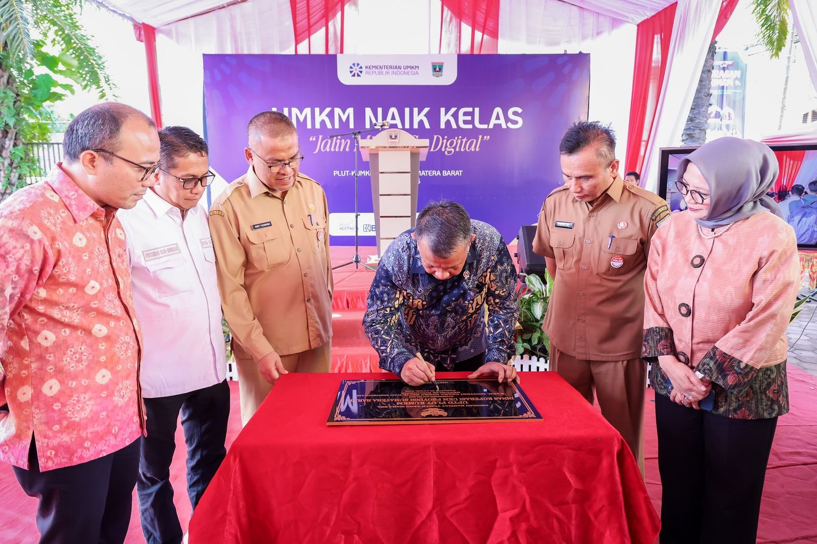 Resmikan UPTD PLUT Sumbar, Wamen UMKM Pacu Digitalisasi dan Konektivitas UMKM 2 pul 200