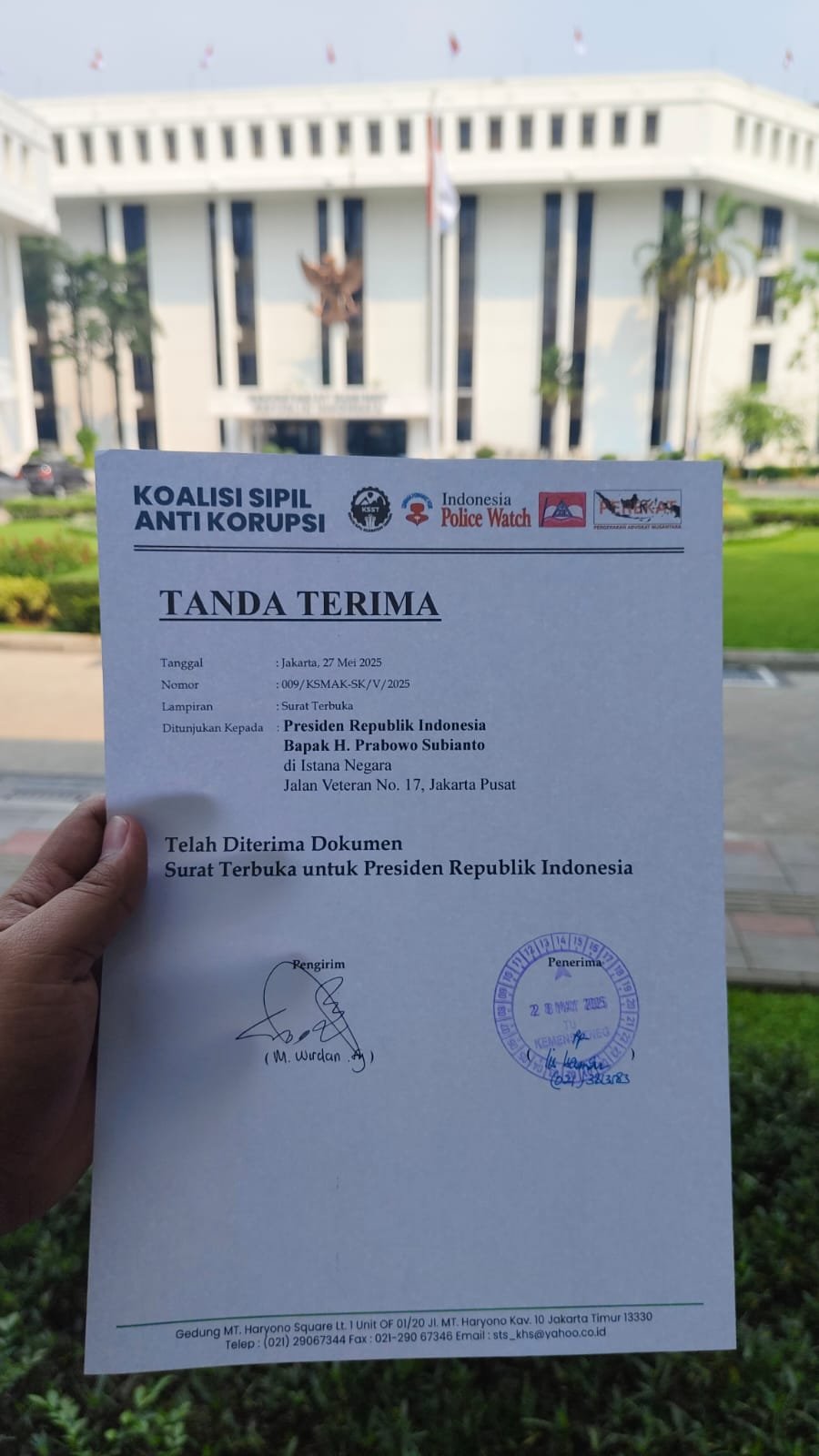 Koalisi Masyarakat Sipil Kirimkan Buku "Berantas Korupsi Sembari Korupsi ke Prabowo" dan Laporkan Dugaan Korupsi PLN EPI 1 IMG 20250528 WA0016