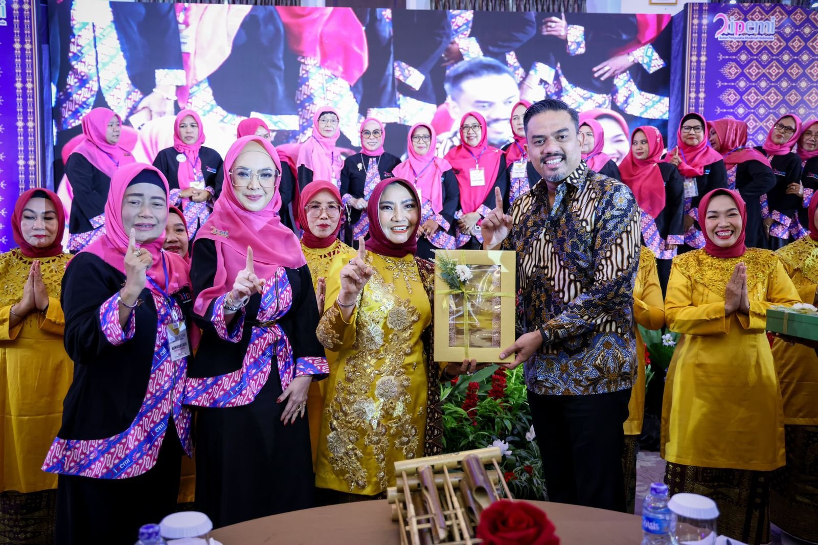 Menteri UMKM Tekankan Peran Penting Perempuan dalam Pengembangan UMKM 3 pul 37