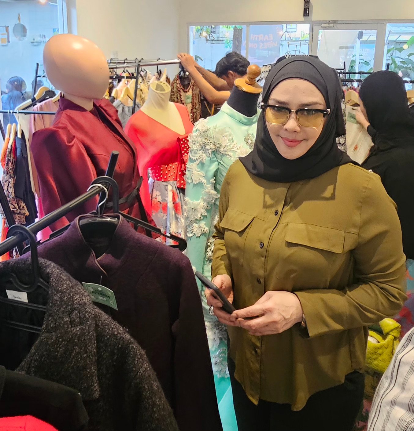 Pedangdut Senior Iyeth Bustami, Ikke Nurjanah & Artis Lainnya, Ramaikan Harlah PKB Dengan Menjual Baju Bekas 2 20250712 165155 4