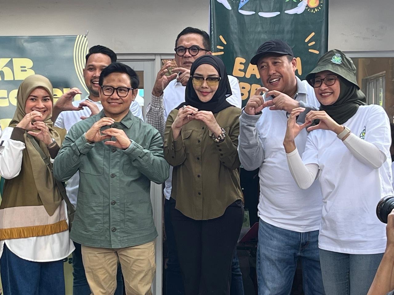 Pedangdut Senior Iyeth Bustami, Ikke Nurjanah & Artis Lainnya, Ramaikan Harlah PKB Dengan Menjual Baju Bekas 1 IMG 20250712 WA0061 1