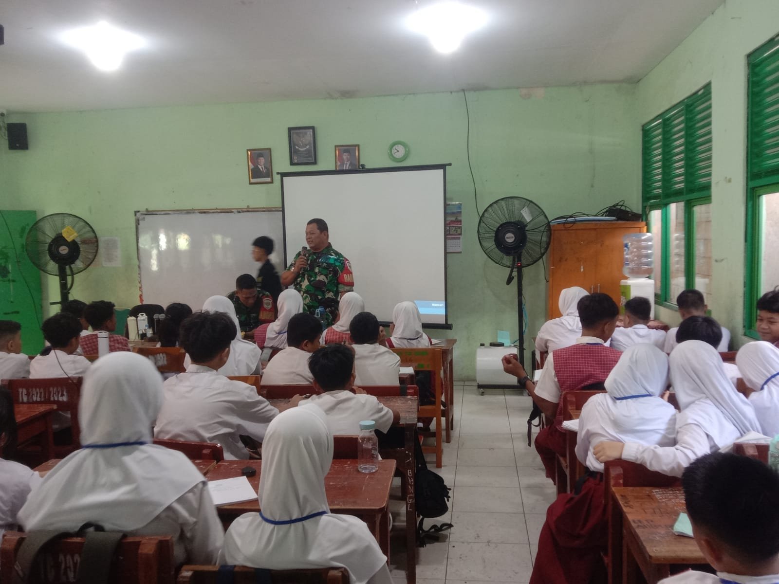 Babinsa Koramil 06/Cempaka Putih Berikan Materi Bela Negara dalam Kegiatan MPLS Siswa SMP Taman Madya 5 1 pul 191