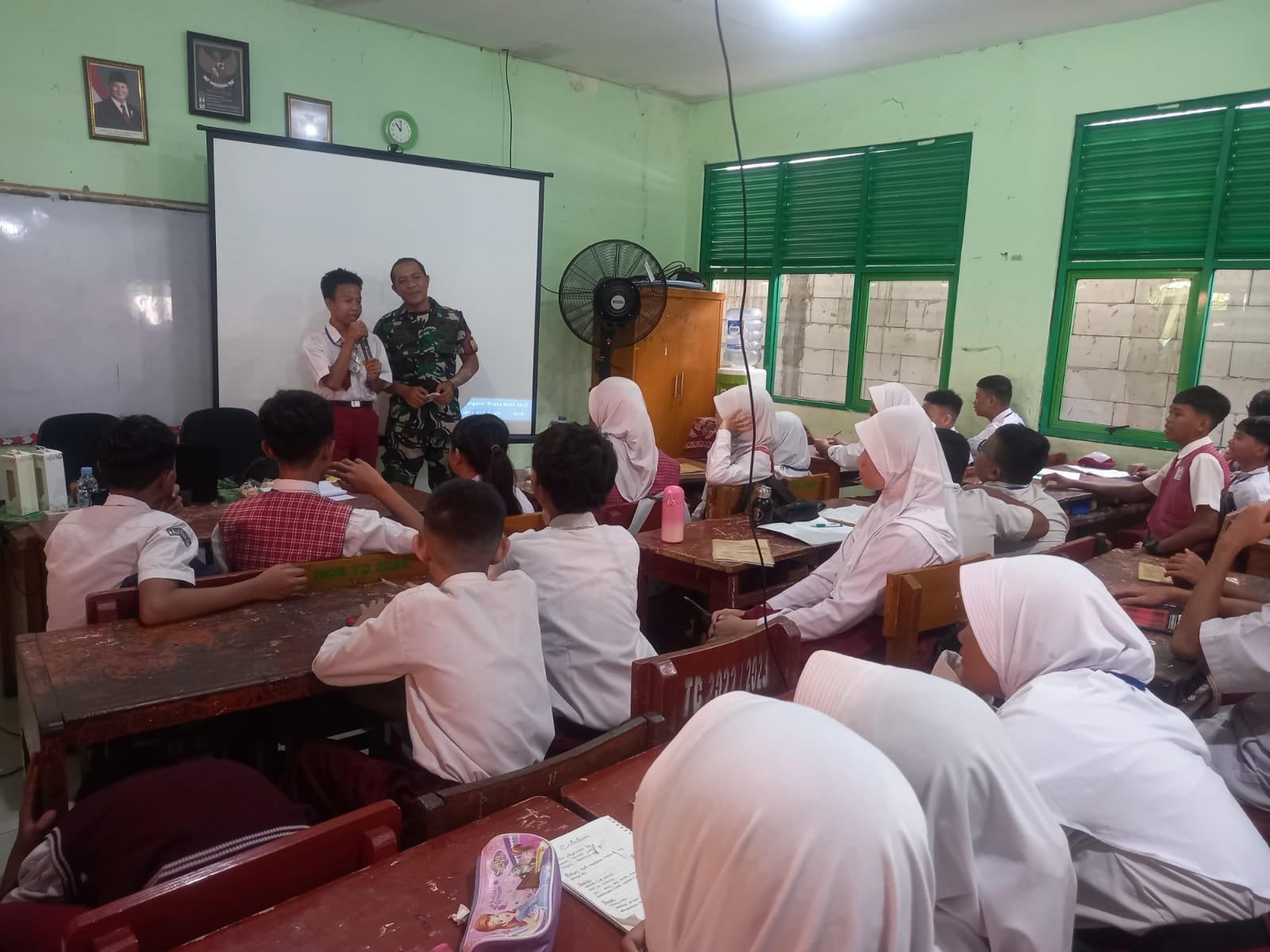 Babinsa Koramil 06/Cempaka Putih Berikan Materi Bela Negara dalam Kegiatan MPLS Siswa SMP Taman Madya 5 2 pul 192
