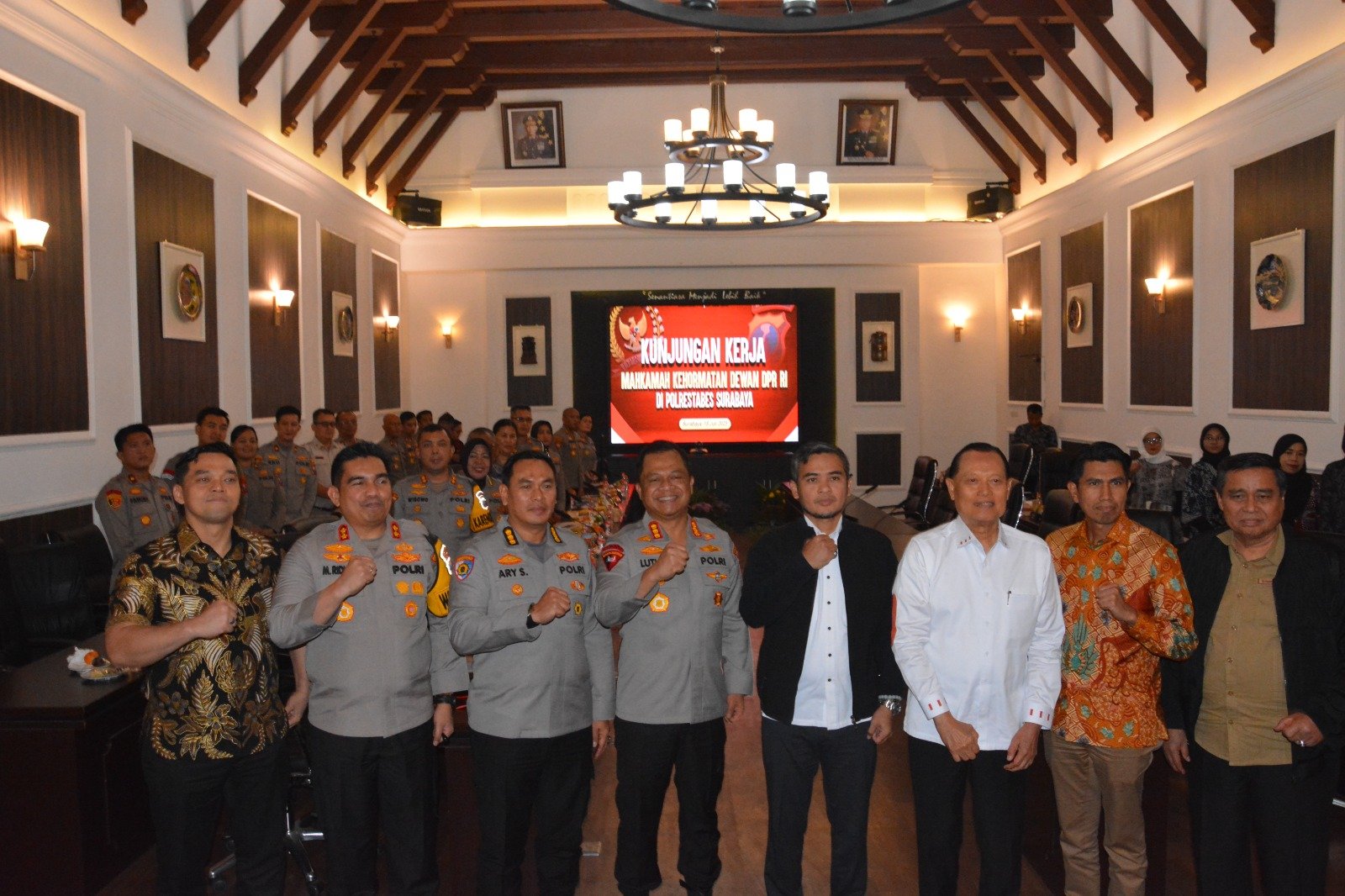 Demi Jaga Marwah DPR RI, MKD Terus Sosialisasikan Kode Etik dan Aturan Penggunaan TNKB Khusus ke ke Polrestabes Surabaya 2 pul 209