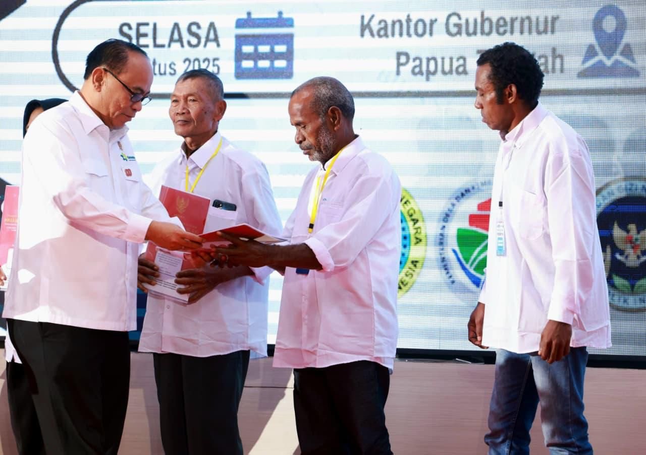 Serahkan SK Badan Hukum Kopdes Merah Putih di Papua Tengah, Menkop: Kita Isi Dengan Kejujuran, Gotong Royong, dan Gagasan Segar 2 pul 129