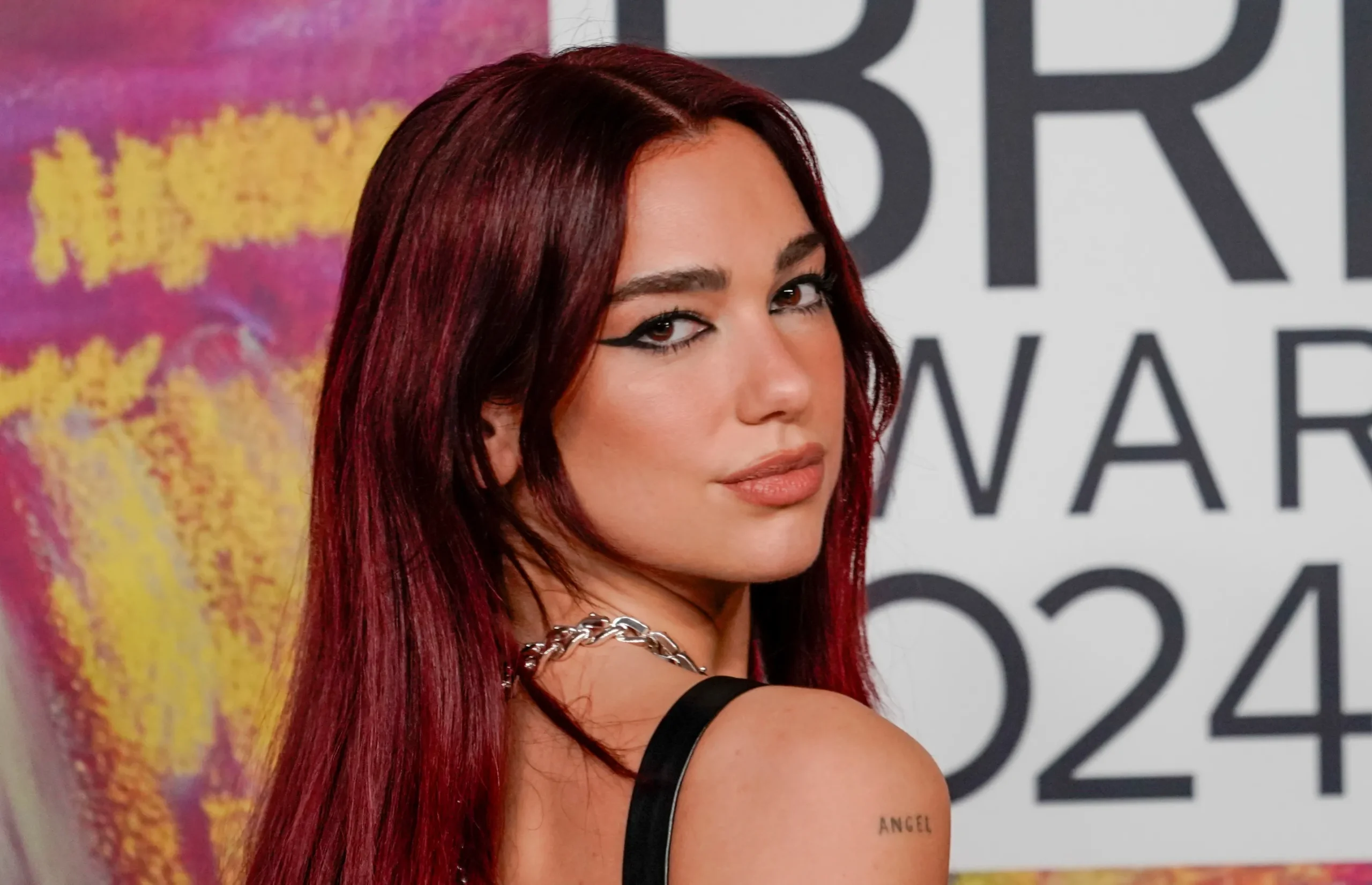 Dua Lipa Klarifikasi Soal Gaun Kontroversial di Pernikahan Desainer Jacquemus 1 pul 53 scaled