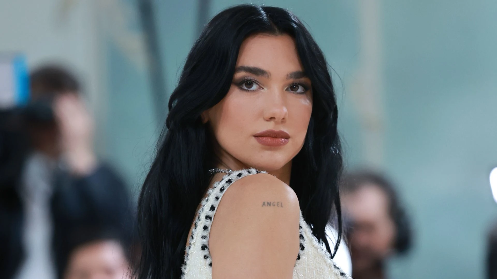 Dua Lipa Klarifikasi Soal Gaun Kontroversial di Pernikahan Desainer Jacquemus 2 pul 54