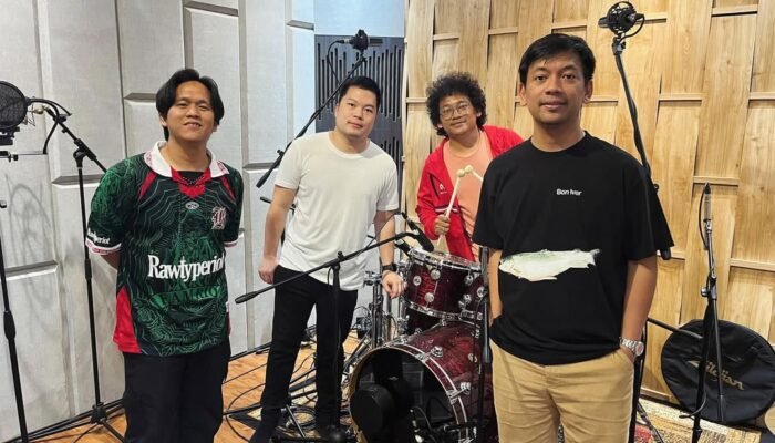 Rian D’Masiv Ajak Peserta Demo Jaga Persatuan di Tengah Gelombang Aksi 1 Di studio bersama @echasoemantri @ramadhanrama @dwikkymarsall memproduce sebuah lagu untuk seora