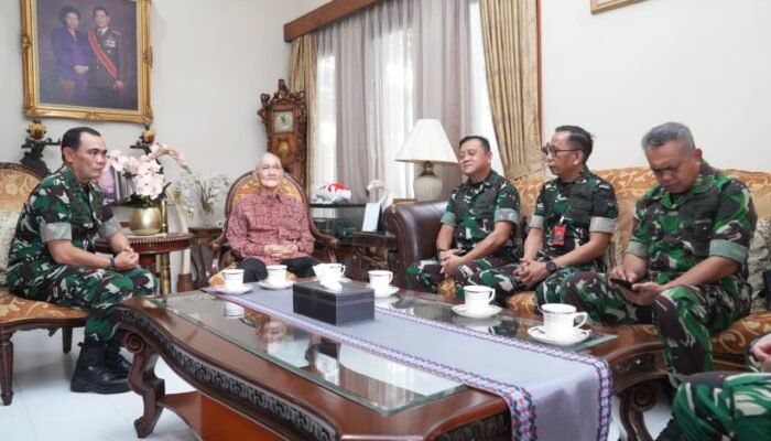 Anjangsana TNI ke Jenderal TNI (Purn) Try Sutrisno: "Kita Tidak Boleh Melupakan Persatuan 1 IMG 20250925 WA0125